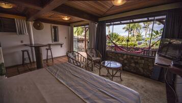 Una habitación con cama, zona de comedor y vista al exterior.
