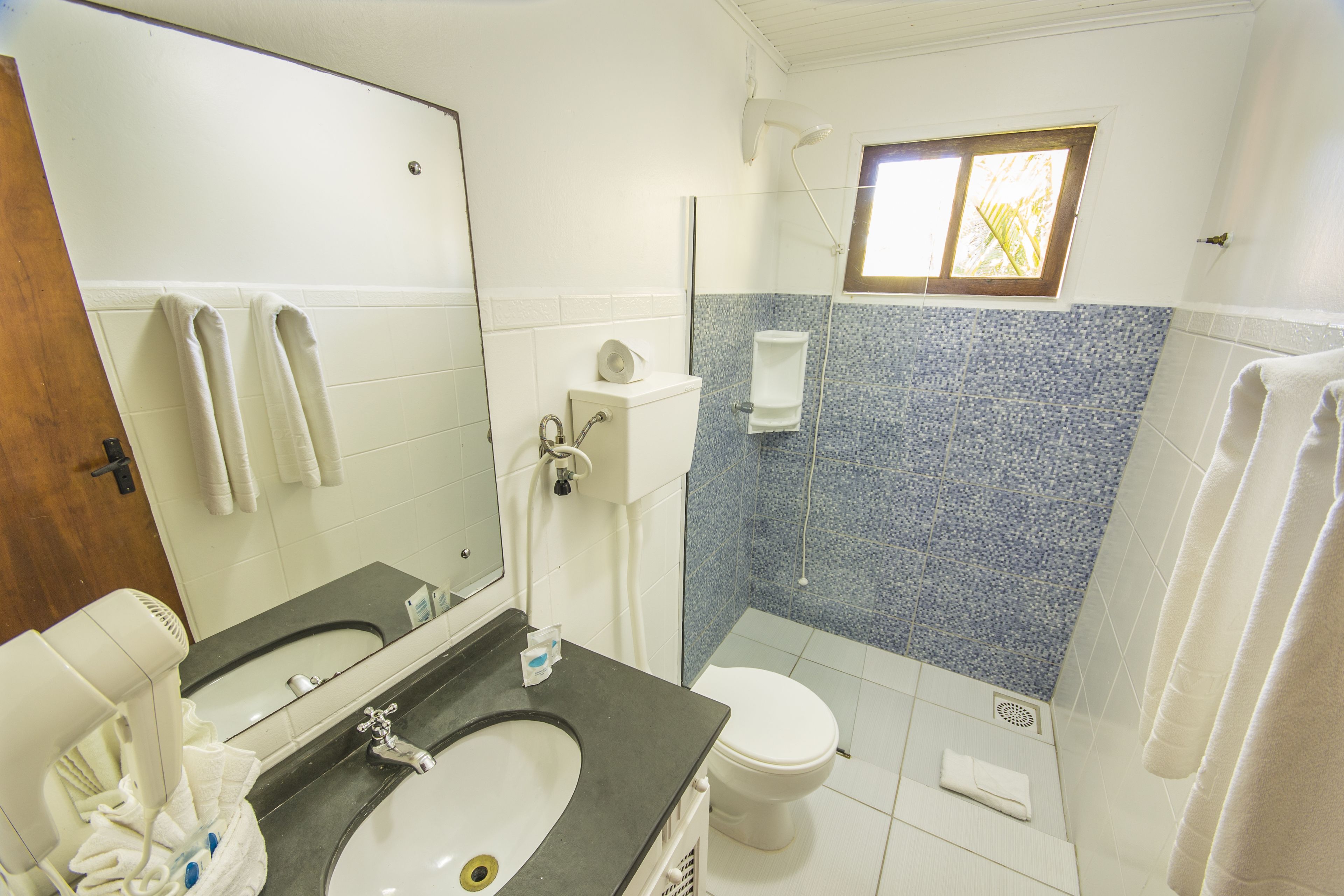 studio (hibiscus) | bathroom | free toiletries, towels