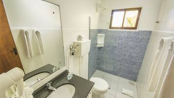 Un baño con lavamanos, inodoro y ducha.