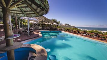 Piscine extérieure, parasols de plage, chaises longues