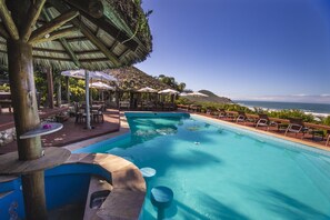Outdoor pool, pool umbrellas, sun loungers - Vida Sol e Mar Eco Resort (Imbituba)