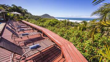 Piscina externa, guarda-sóis, espreguiçadeiras