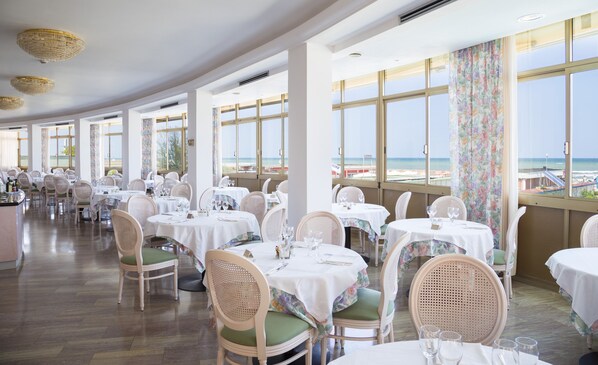 Déjeuner et dîner servis sur place