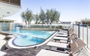 Outdoor pool, sun loungers - Hotel Acapulco (Cervia)