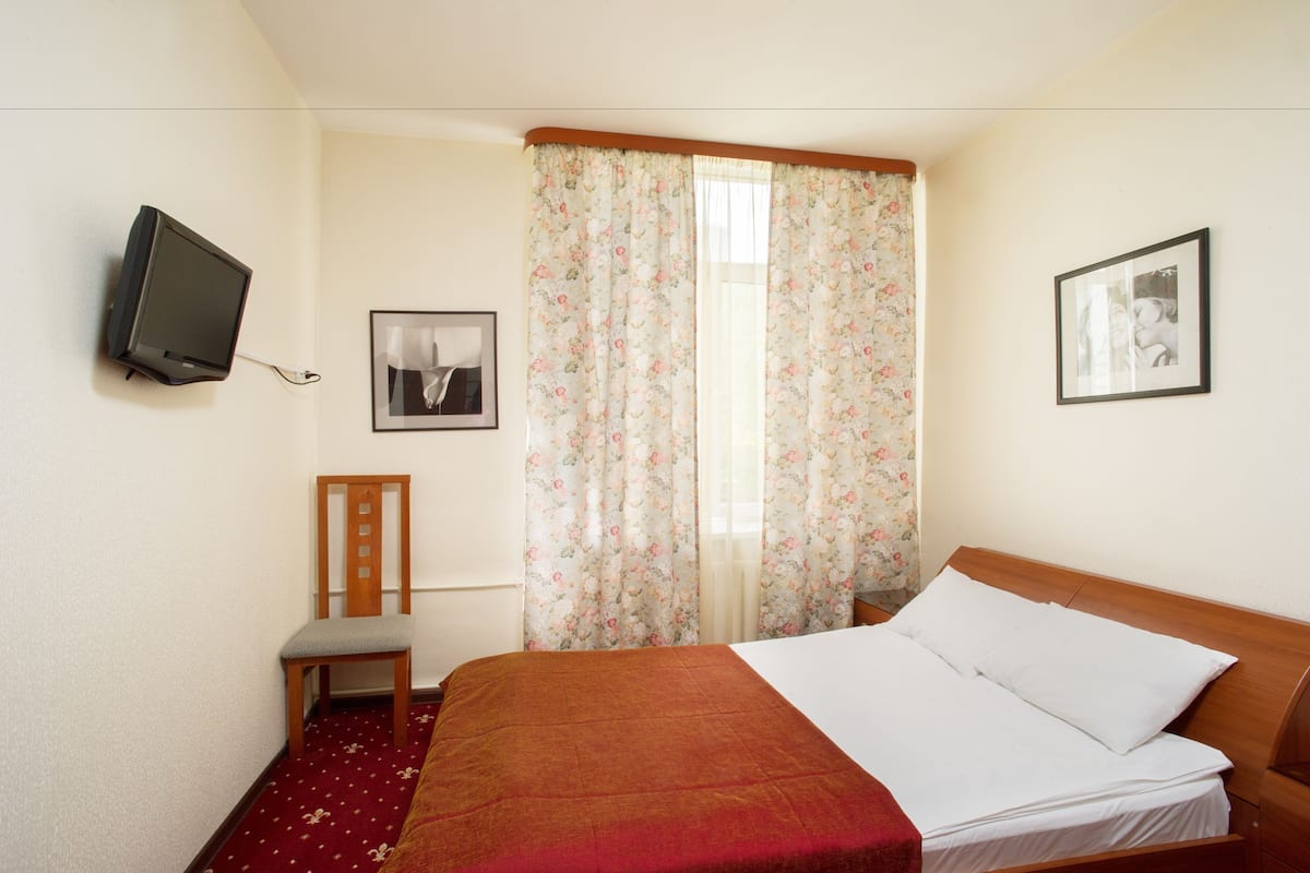 Business Double Room | Soundproofing, free WiFi