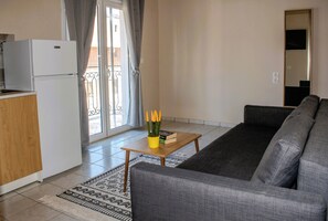 Apartamento, cozinha americana, vista para a montanha | Área de estar | TV LED