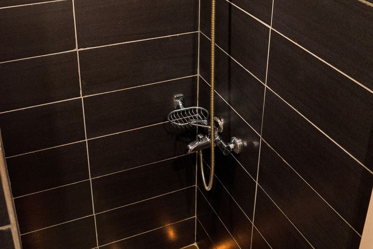 Chambre Triple, balcon, vue cour intérieure | Douche de la salle de bain