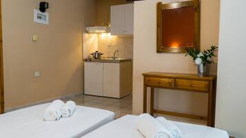 Studio, 2 Twin Beds, Mountain View | Private kitchen | Fridge