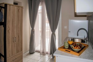 Apartamento, cocina básica, vistas al patio | Ropa de cama de alta calidad y sistema de insonorización