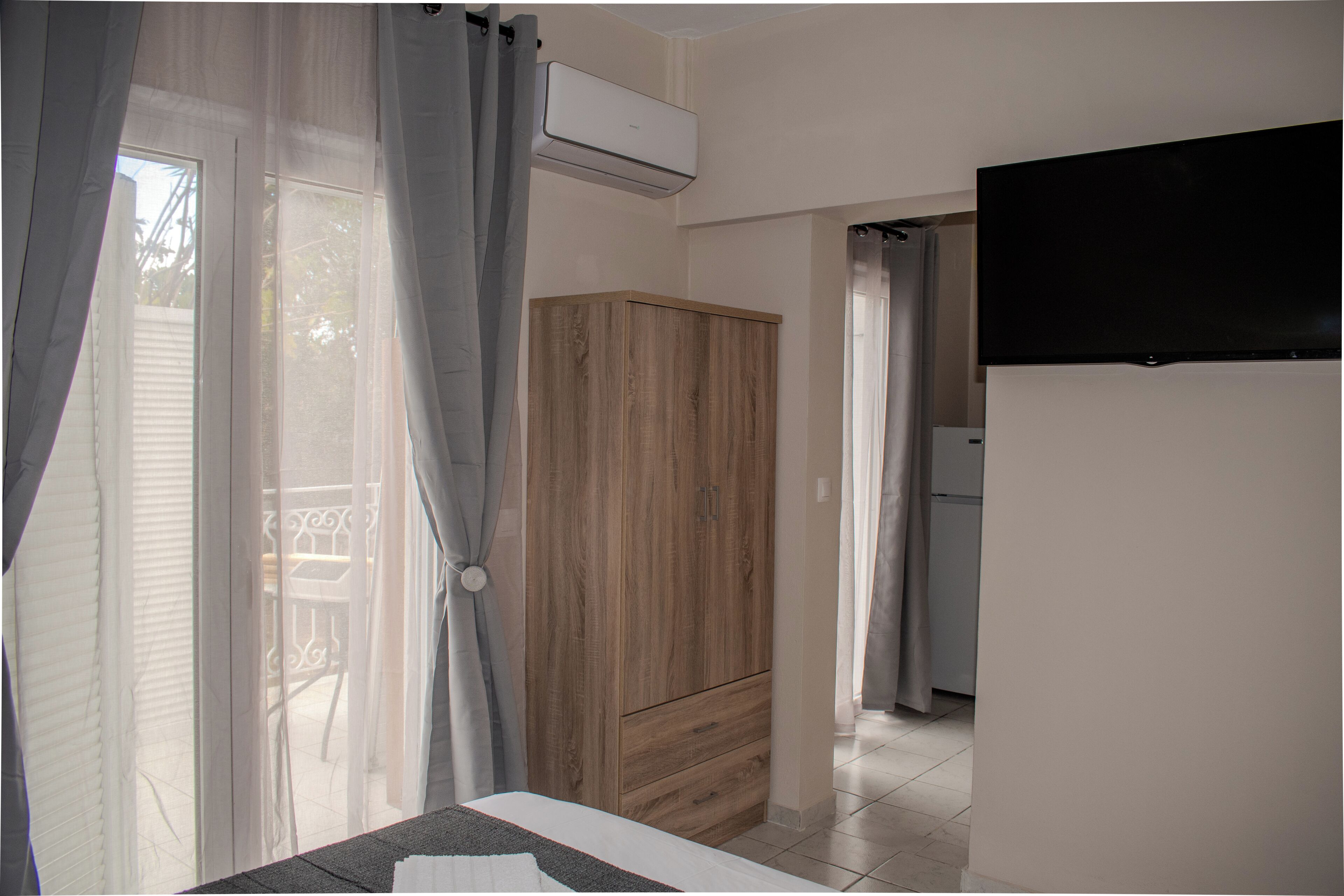 Apartemen, dapur kecil, pemandangan halaman | Seprai premium, kedap suara, setrika/meja setrika, dan Wi-Fi gratis