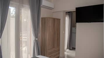 Apartemen, dapur kecil, pemandangan halaman | Seprai premium, kedap suara, setrika/meja setrika, dan Wi-Fi gratis