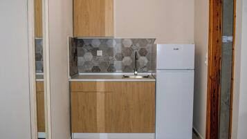 Deluxe Double Room, Kitchenette, Mountain View | Private kitchen | Fridge