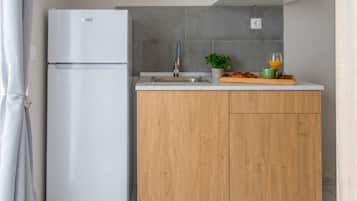 Apartemen, dapur kecil, pemandangan halaman | Dapur pribadi | Lemari es