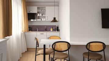 Suite estándar | Cocina privada | Cafetera y tetera, refrigerador, microondas y parrilla de estufa
