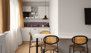 Suite estándar | Cocina privada | Cafetera o tetera, frigorífico, microondas y placa de cocina