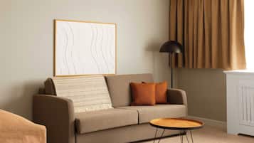 Suite mit Schlafsofa | Wohnbereich | 50-Zoll-Flachbildfernseher mit Kabelempfang, Fernseher