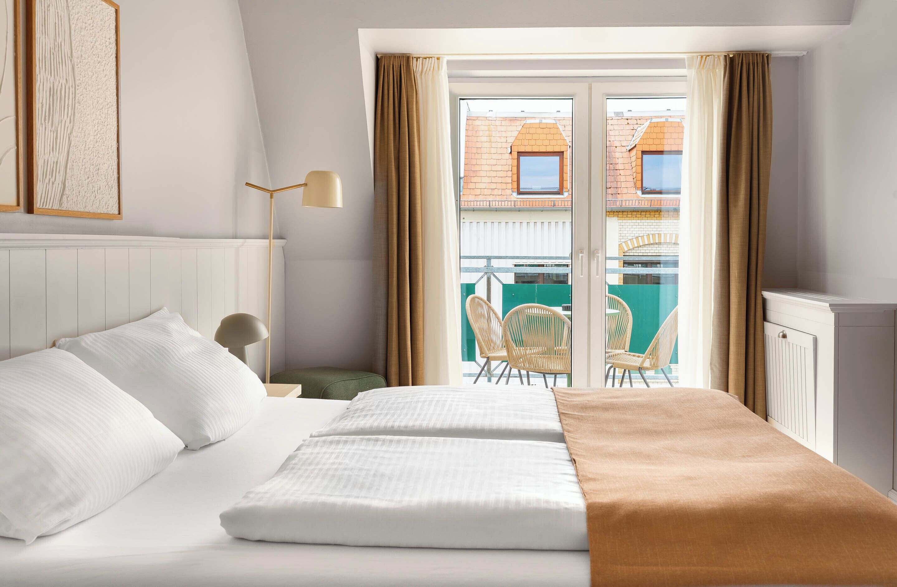 Escritorio, wifi gratis, decoración personalizada y muebles diferentes 