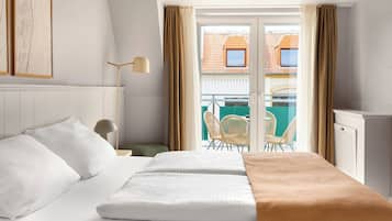 Escritorio, wifi gratis, decoración personalizada y muebles diferentes