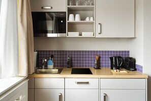 Suite | Cocina privada | Cafetera o tetera, frigorífico, microondas y placa de cocina