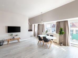 One-bedroom Suite | Living area | Flat-screen TV - Limehome Berlin Chausseestrasse (Berlin)
