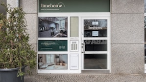Un alojamiento limehome con diseño moderno, que presenta un gran ventanal y una planta en maceta en el exterior.