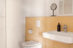 Phòng Suite tiện nghi đơn giản, ban công | Phòng tắm | Buồng tắm vòi sen, đồ dùng nhà tắm miễn phí, máy sấy tóc, khăn tắm 