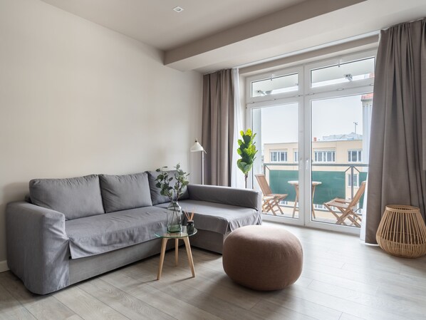 Suite mit Schlafsofa und Balkon | Wohnbereich | Flachbildfernseher