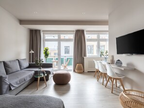 Suite mit Schlafsofa und Balkon | Wohnbereich | Flachbildfernseher