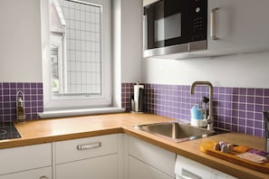 Comfort Suite with Sofa Bed and Balcony | Cuisine privée | Cafetière/bouilloire, réfrigérateur, micro-ondes, plaque de cuisson