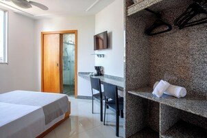 Quarto casal | Frigobar, escrivaninha, espaço de trabalho para notebook