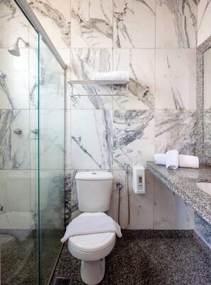 Minibar, Schreibtisch, laptopgeeigneter Arbeitsplatz, kostenloses WLAN