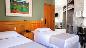 Minibar, escritorio, espacio para trabajar con laptop y wifi gratis