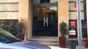 Ein Gebäude mit einer blauen Markise und einem Schild mit der Aufschrift '38 W 31st St'.