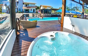 Piscina externa, guarda-sóis, espreguiçadeiras