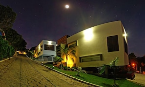 Façade de l’hébergement - soirée/nuit