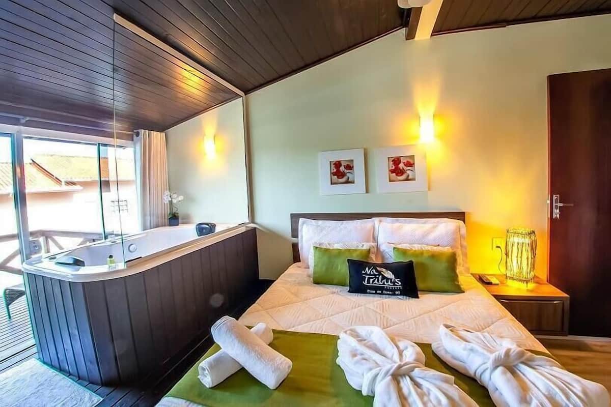 Escrivaninha, cortinas blackout, quartos à prova de som