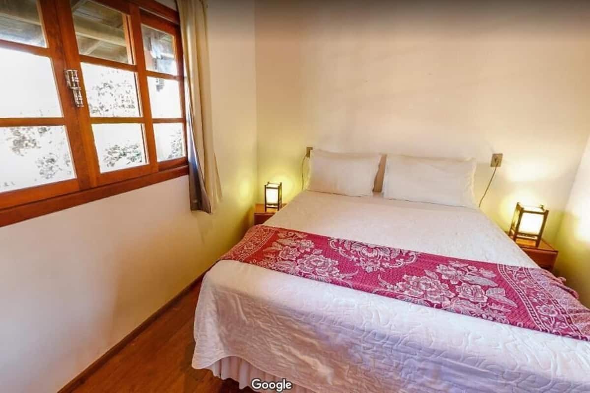 Escrivaninha, cortinas blackout, quartos à prova de som