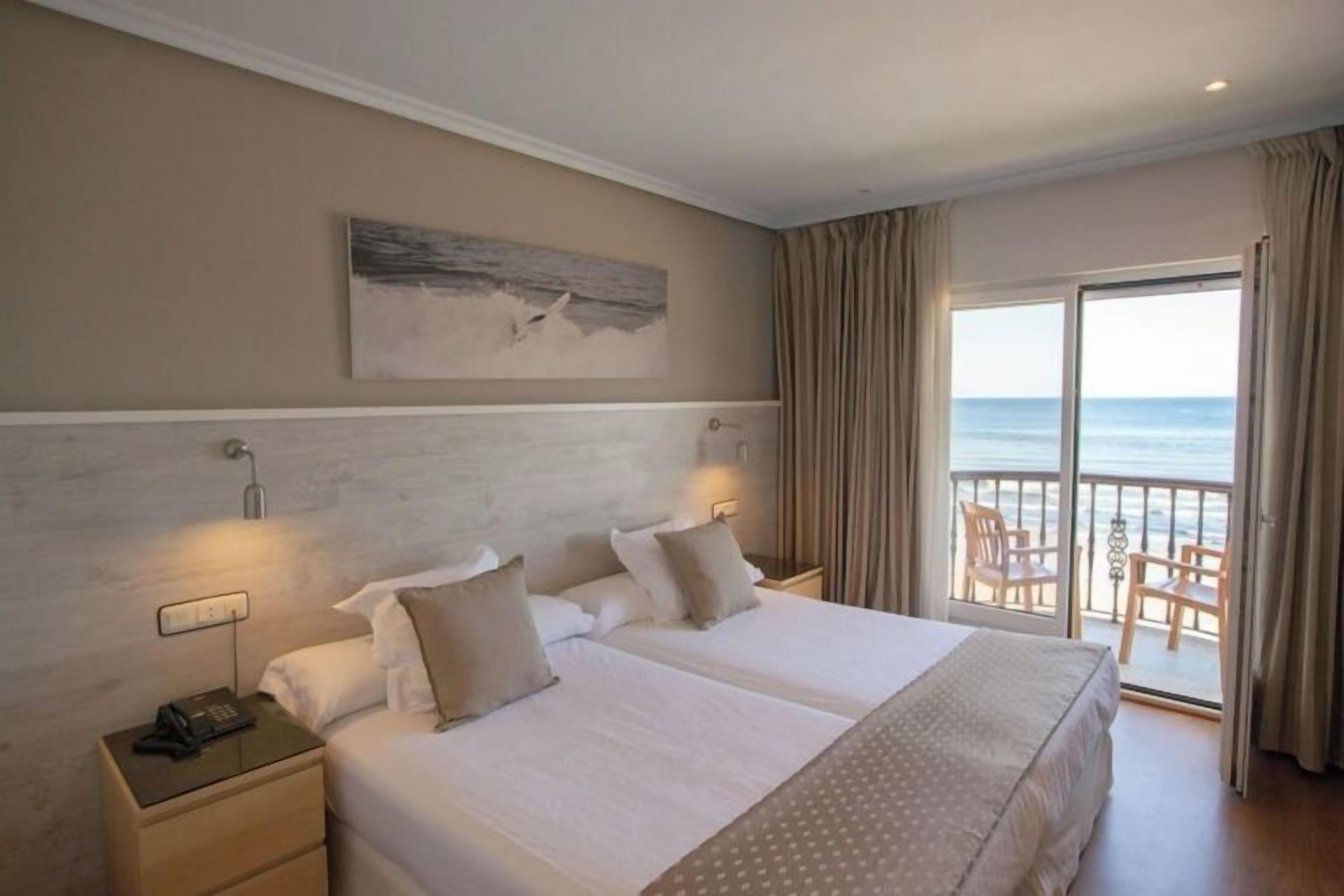 俱乐部双人房 | 高档床上用品、迷你吧、客房内保险箱、办公桌