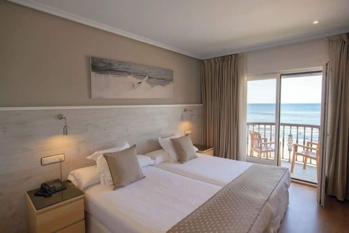 俱乐部双人房 | 高档床上用品、迷你吧、客房内保险箱、办公桌