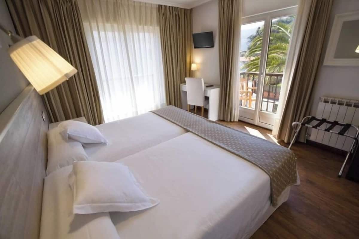 高级房 | 高档床上用品、迷你吧、客房内保险箱、办公桌