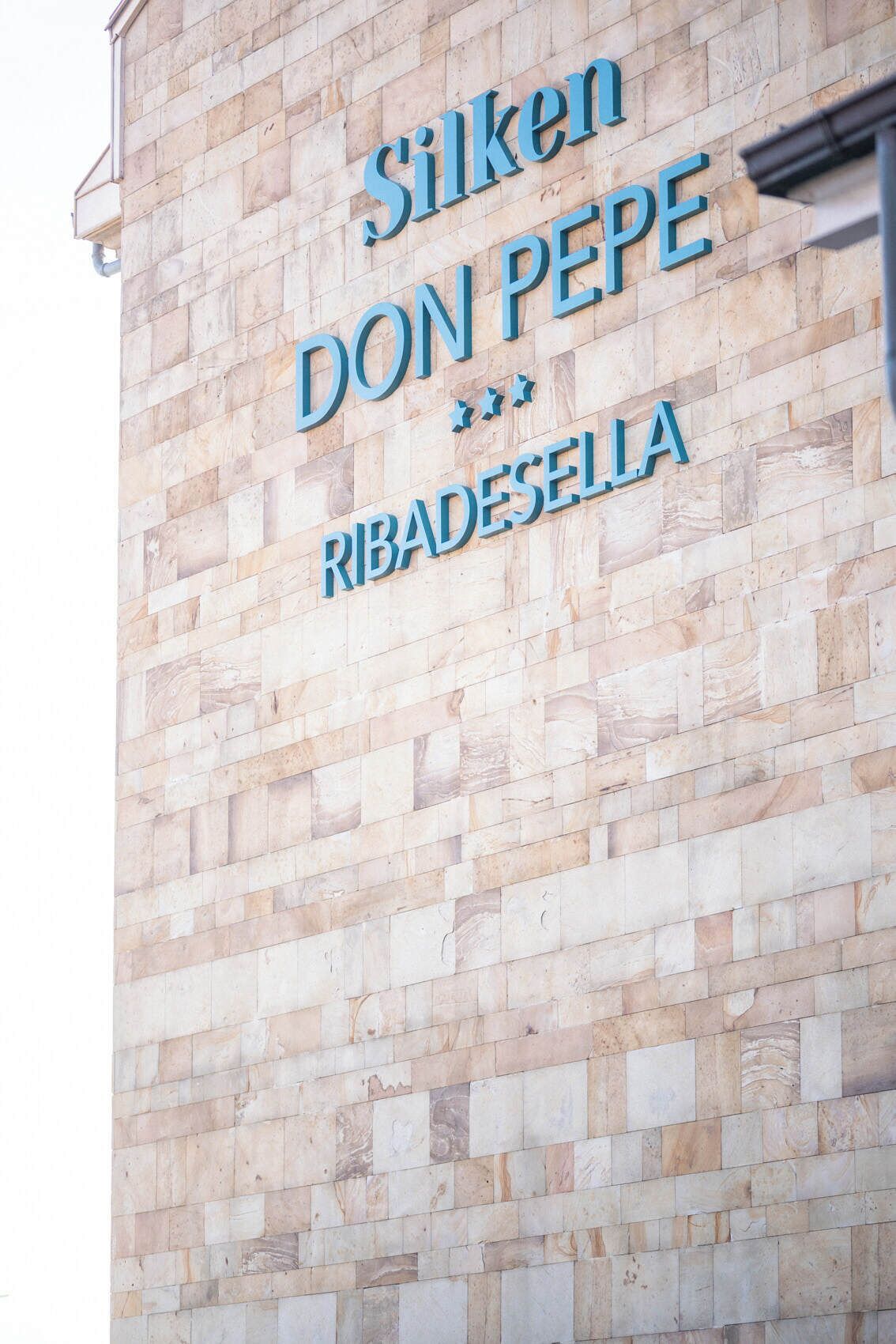 Un mur de pierre portant l’inscription : « Silken DON PEPE RIBADESELLA ».