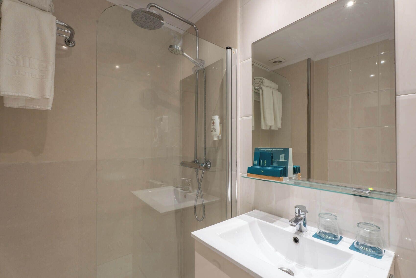 Standaard kamer | Badkamer | Een douche, gratis toiletartikelen, een haardroger, handdoeken