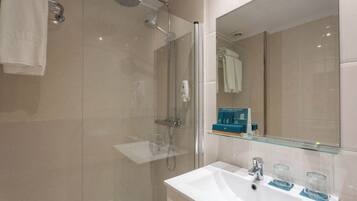 Standaard kamer | Badkamer | Een douche, gratis toiletartikelen, een haardroger, handdoeken