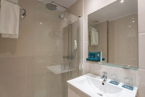 Standard Room | Bathroom | Shower, free toiletries, hair dryer, towels
