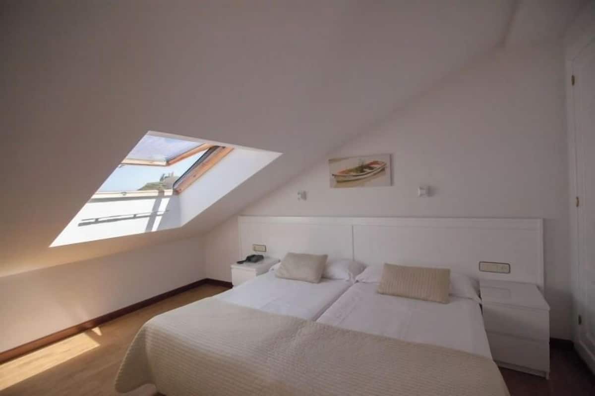 标准房 | 高档床上用品、迷你吧、客房内保险箱、办公桌