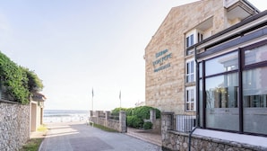Un bâtiment en pierre sur lequel on peut lire l’inscription suivante : « Silken, sur la place Pepe Riba d’elsella ».