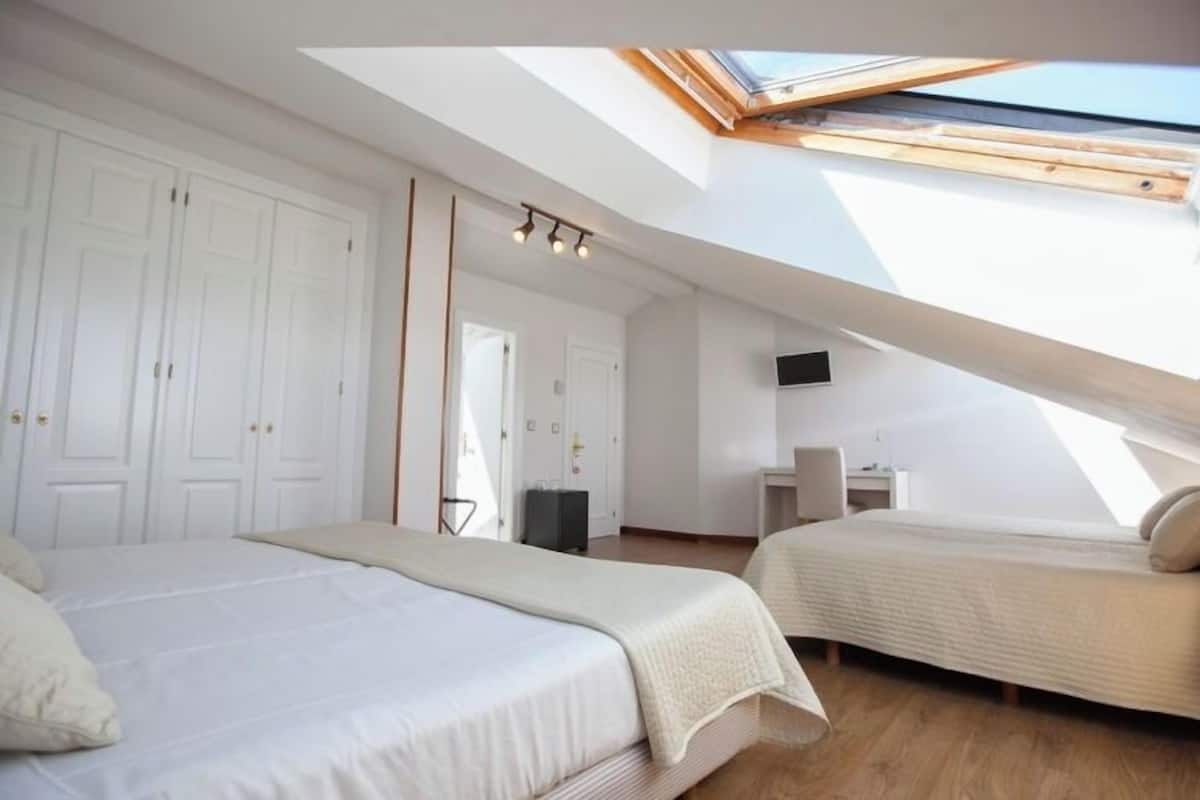 家庭房 | 高档床上用品、迷你吧、客房内保险箱、办公桌