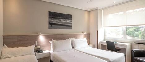 Double extra bed annex building | Literie de qualité supérieure, minibar, coffres-forts dans les chambres