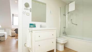 Family Room, Sea View | Bathroom | Shower, free toiletries, hair dryer, towels