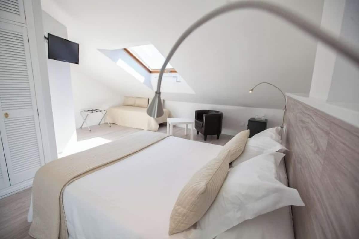 标准三人房 | 高档床上用品、迷你吧、客房内保险箱、办公桌